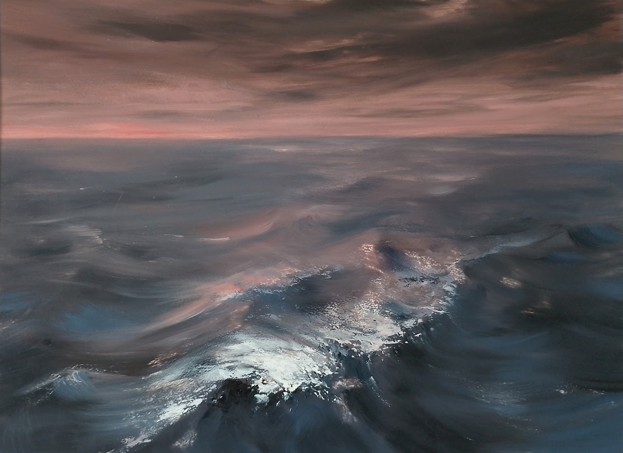 Une mer bleutée aux vagues écumeuses sous un ciel rose et sombre.