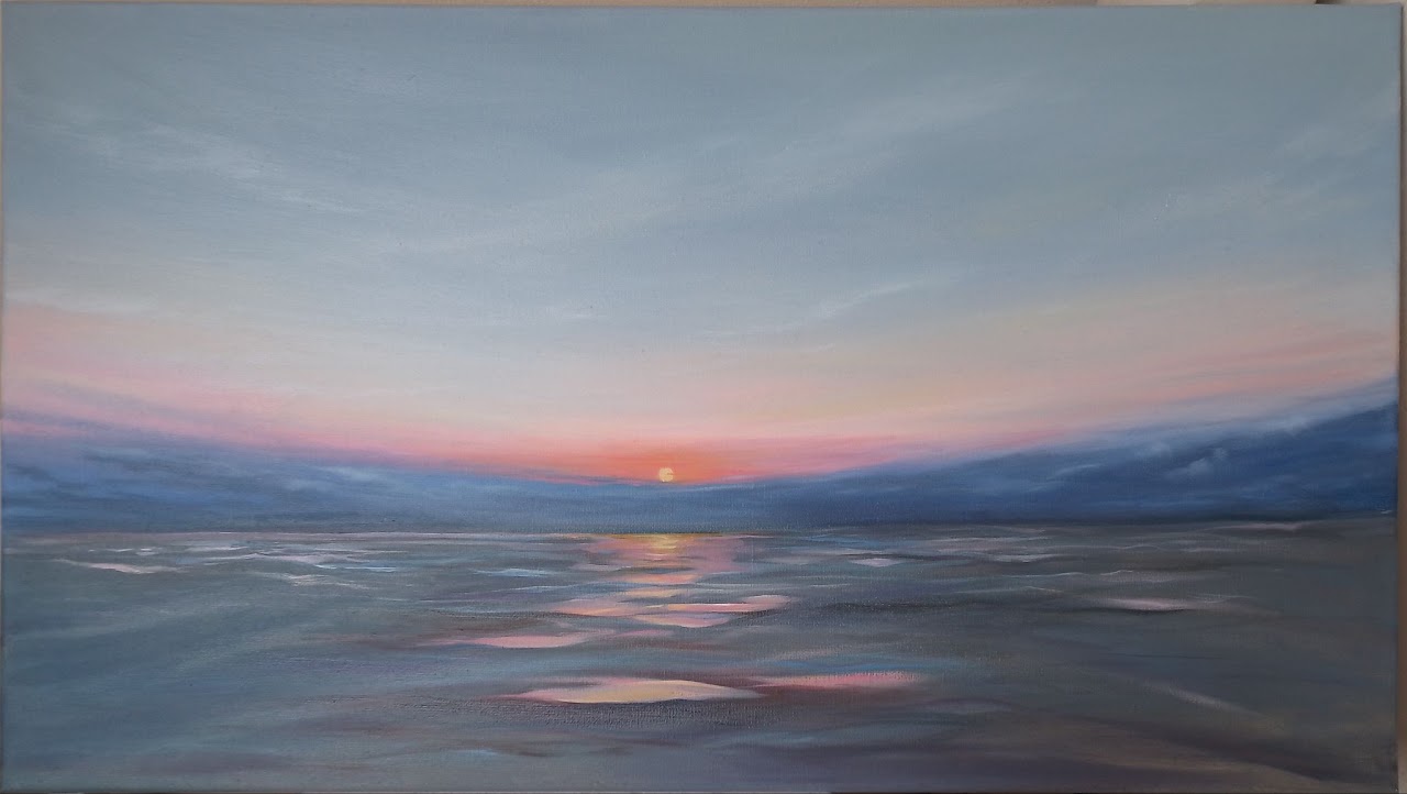 Un soleil à l’horizon colore de rose le ciel et la mer.