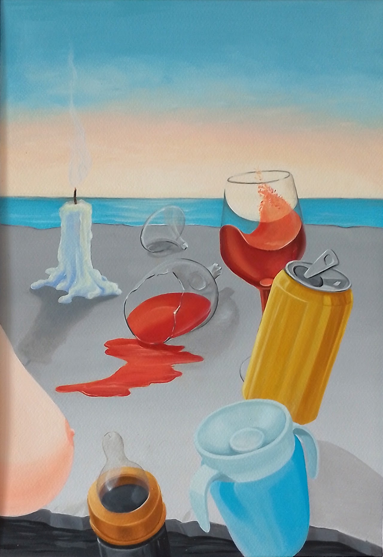 Une nature morte devant la mer : une bougie éteinte, du vin répandu près d’un verre brisé, un verre rempli, une canette jaune et une tasse bleue.