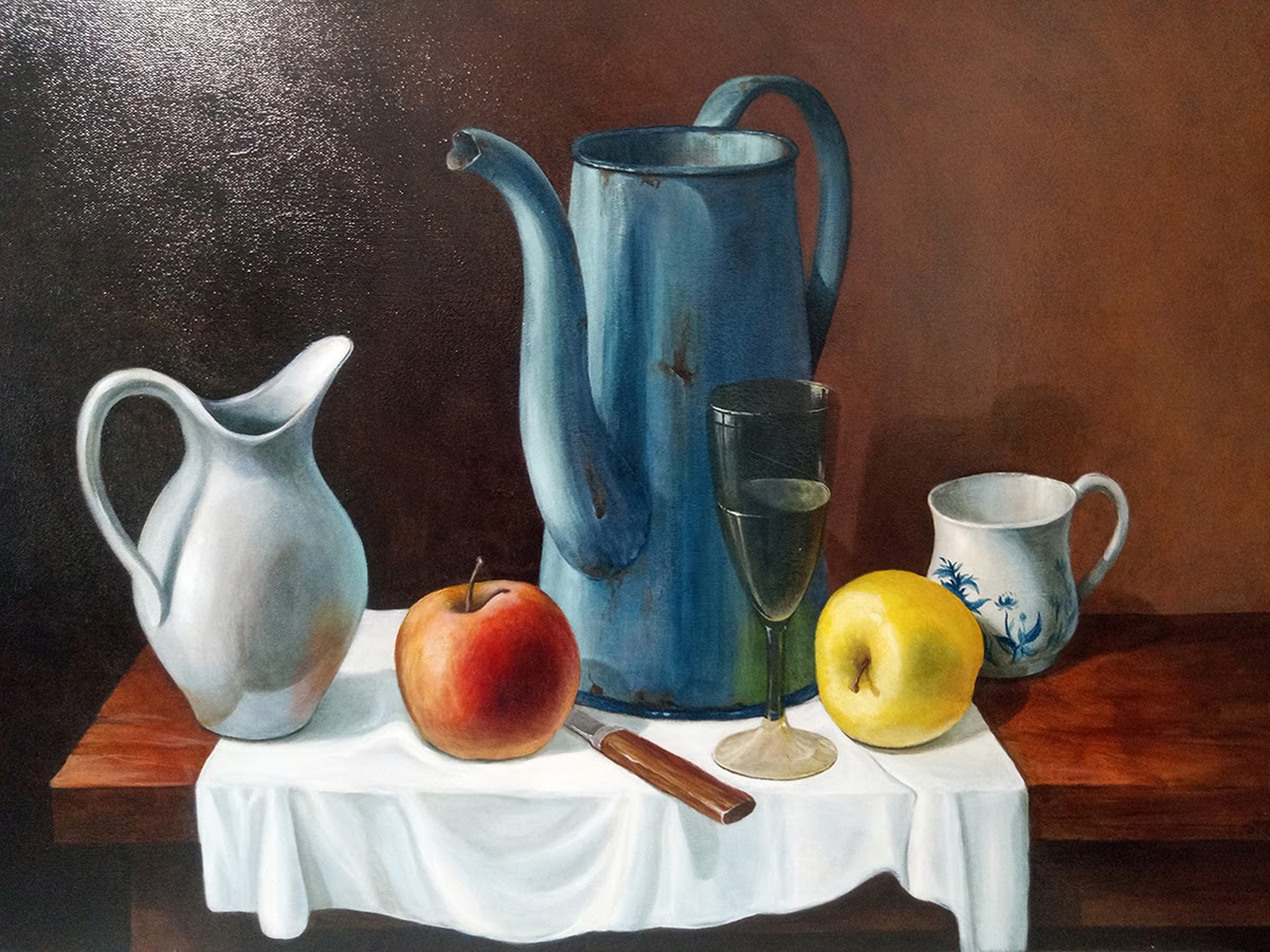 Une table couverte de vaisselle blanche et bleue, de fruits et d’un verre devant un fond brun.