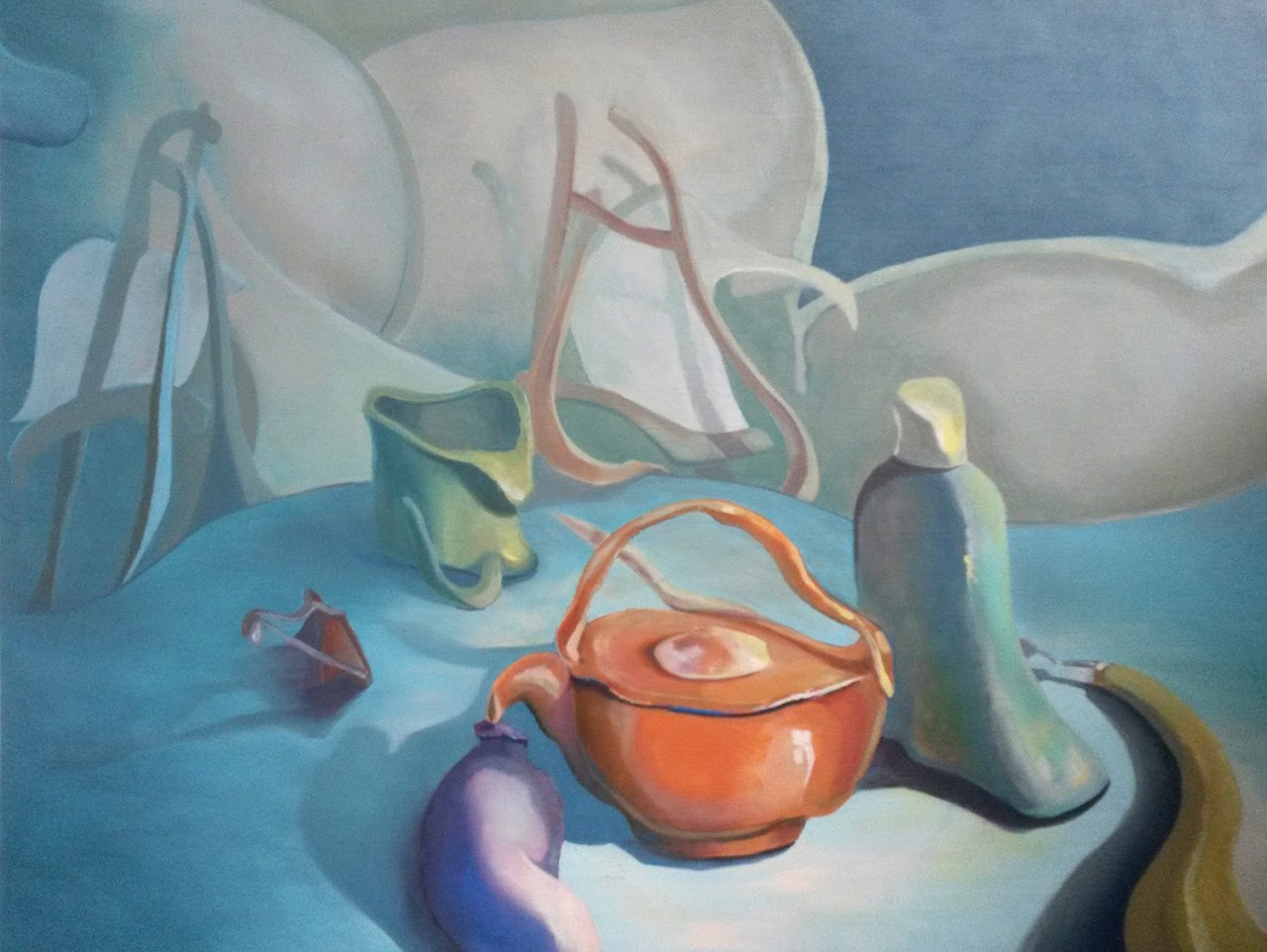 Nature morte colorée réunissant de la vaisselle et des objets.