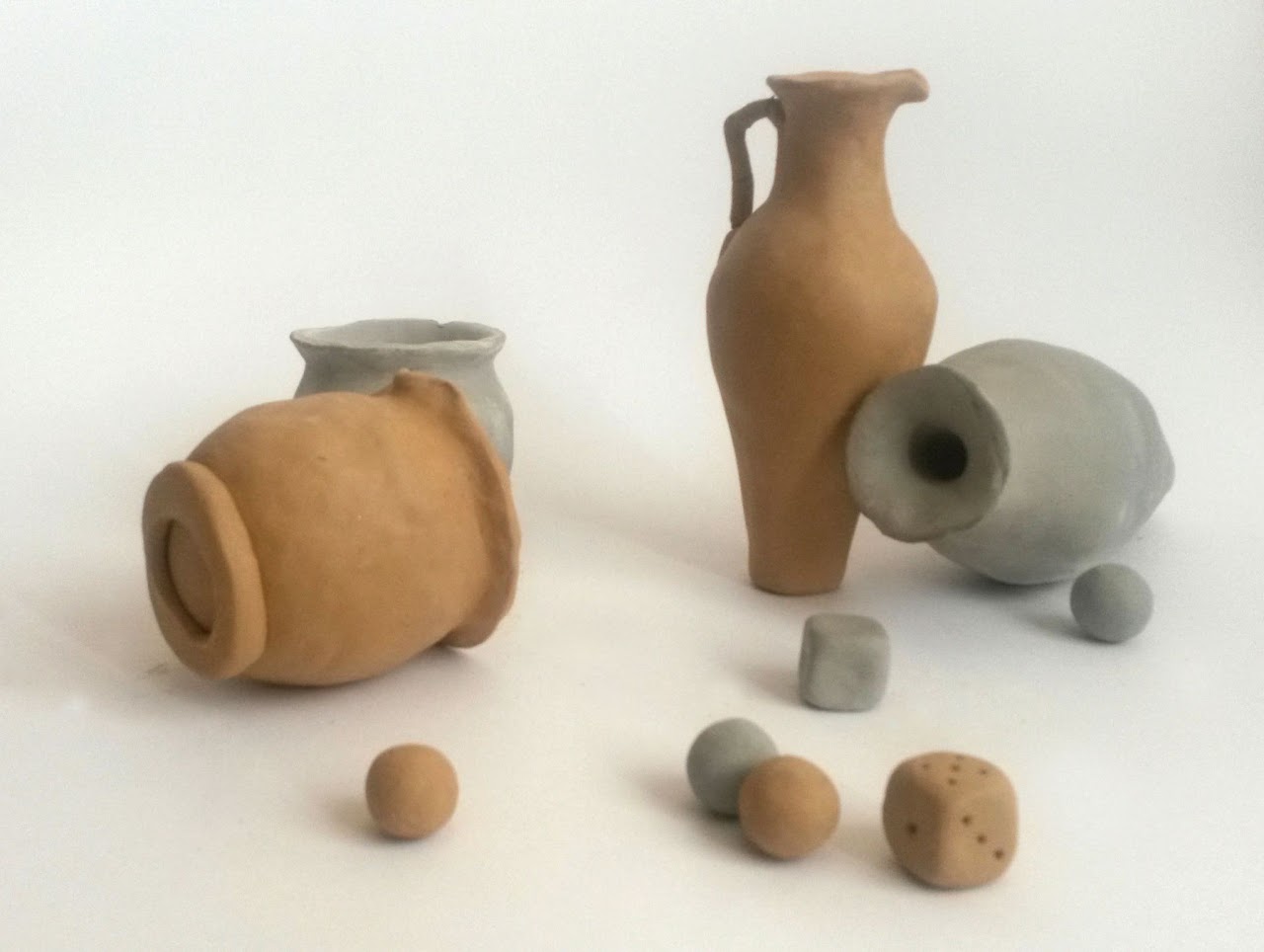Coupes, vases et formes ovoïdes modelés en argile.