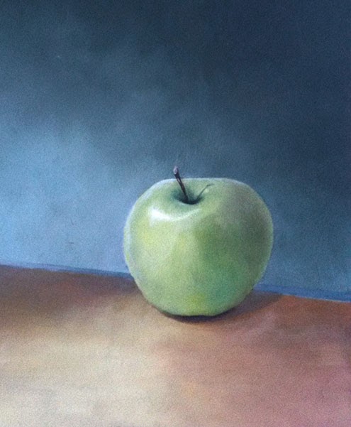 Pomme verte éclairée sur un fond bleu sombre.