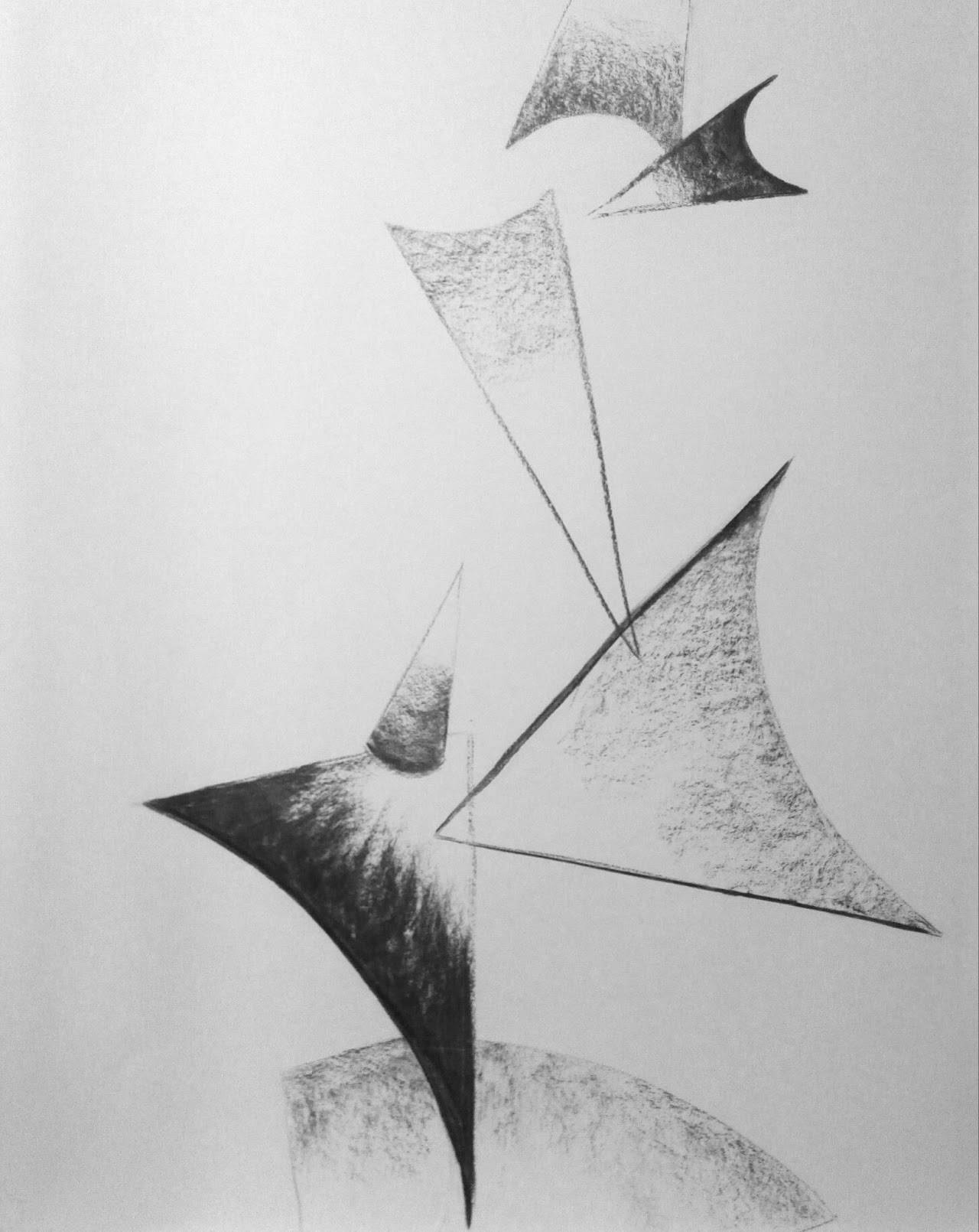 Triangles et lignes au fusain suggérant une rotation et un mouvement.