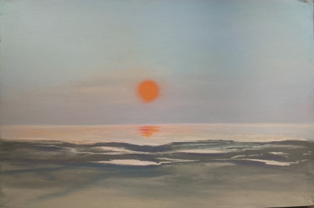 Un disque solaire orange au-dessus d’une mer aux petites vagues, sous un ciel pâle.